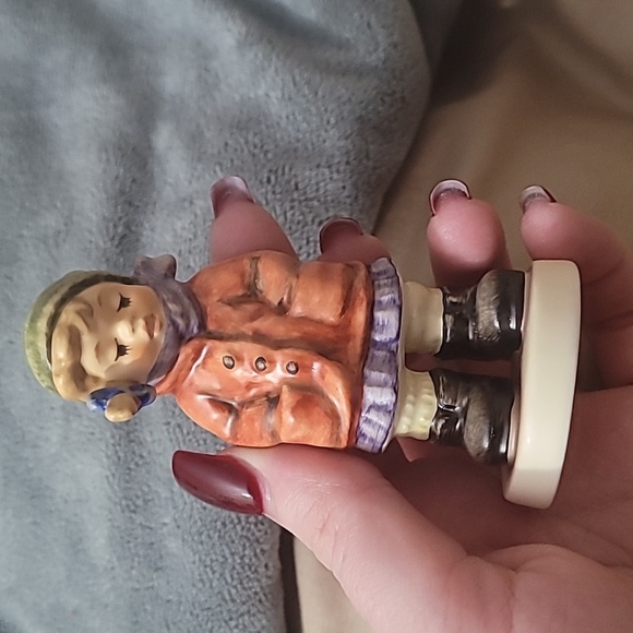 Winterzeit All Bundled Up Vintage Goebel Hummel 2221 2004 - Picture 3 of 15